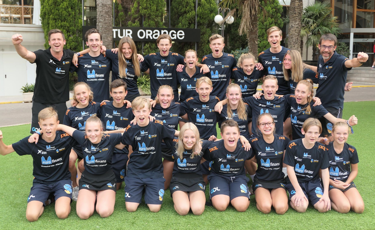 "Hoppa om du älskar Sverige HEJ! HEJ!"