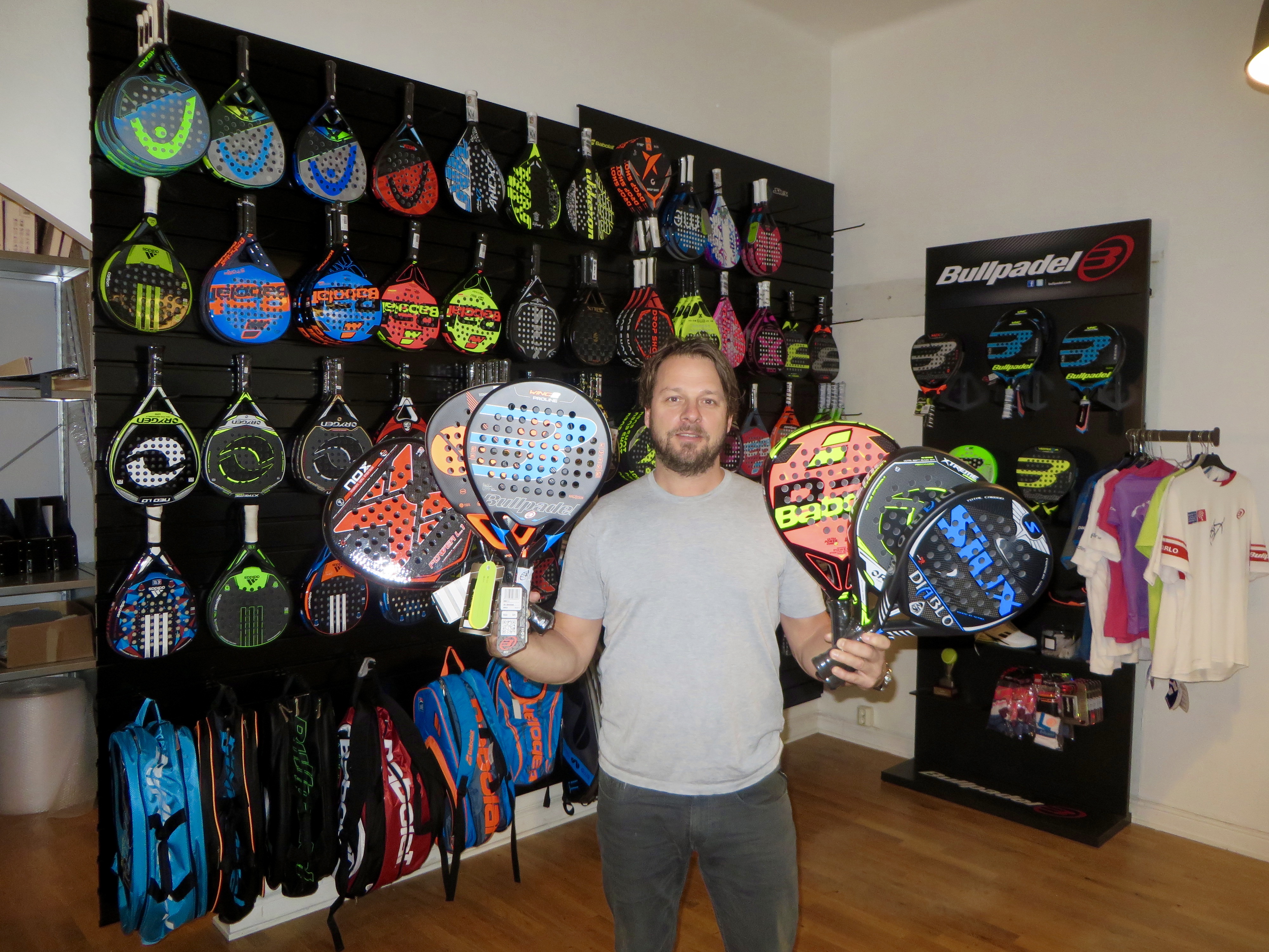 "Folk köper de dyraste racketarna"