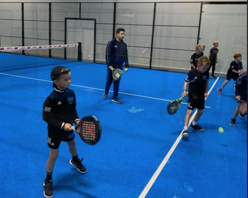 Här erbjuds medlemmarna att spela gratis padel